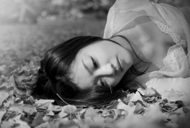 韩国躺在落叶上思考的女人-回忆