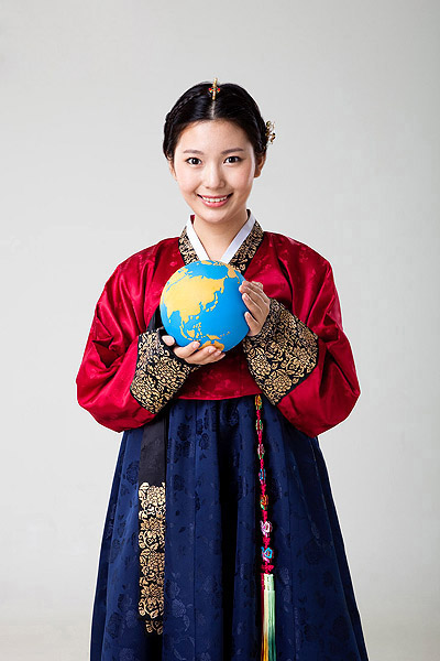韩国穿民族服饰手捧礼物的少女