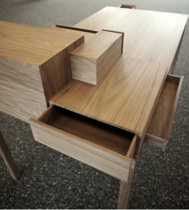 科隆木质桌子