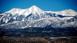 高清晰壮观的蓝白雪山壁纸