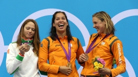 奥运会-奖台上三位女性运动员的辉煌