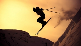 日落下的滑雪者