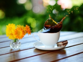 清闲下午茶-咖啡杯喷溅的茶水