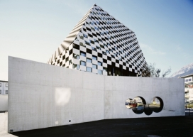 奥地利建筑师Rainer Köberl建筑师作品-类似棋盘隐形的锥形玻璃幕墙银行建筑