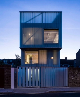 悬臂三个下滑叠加框房屋-Carl Turner建筑师作品