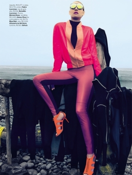 Vogue新浪潮，一个阳光明媚的海滩女性人像
