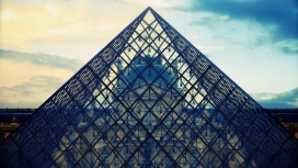 高清晰巴黎卢浮宫金字塔壁纸