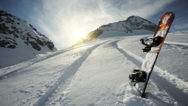 雪山中留下深深划痕的冷静滑雪板