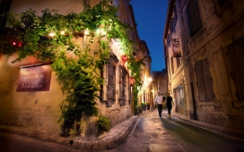 法国圣雷米普罗旺斯夜间街道场景