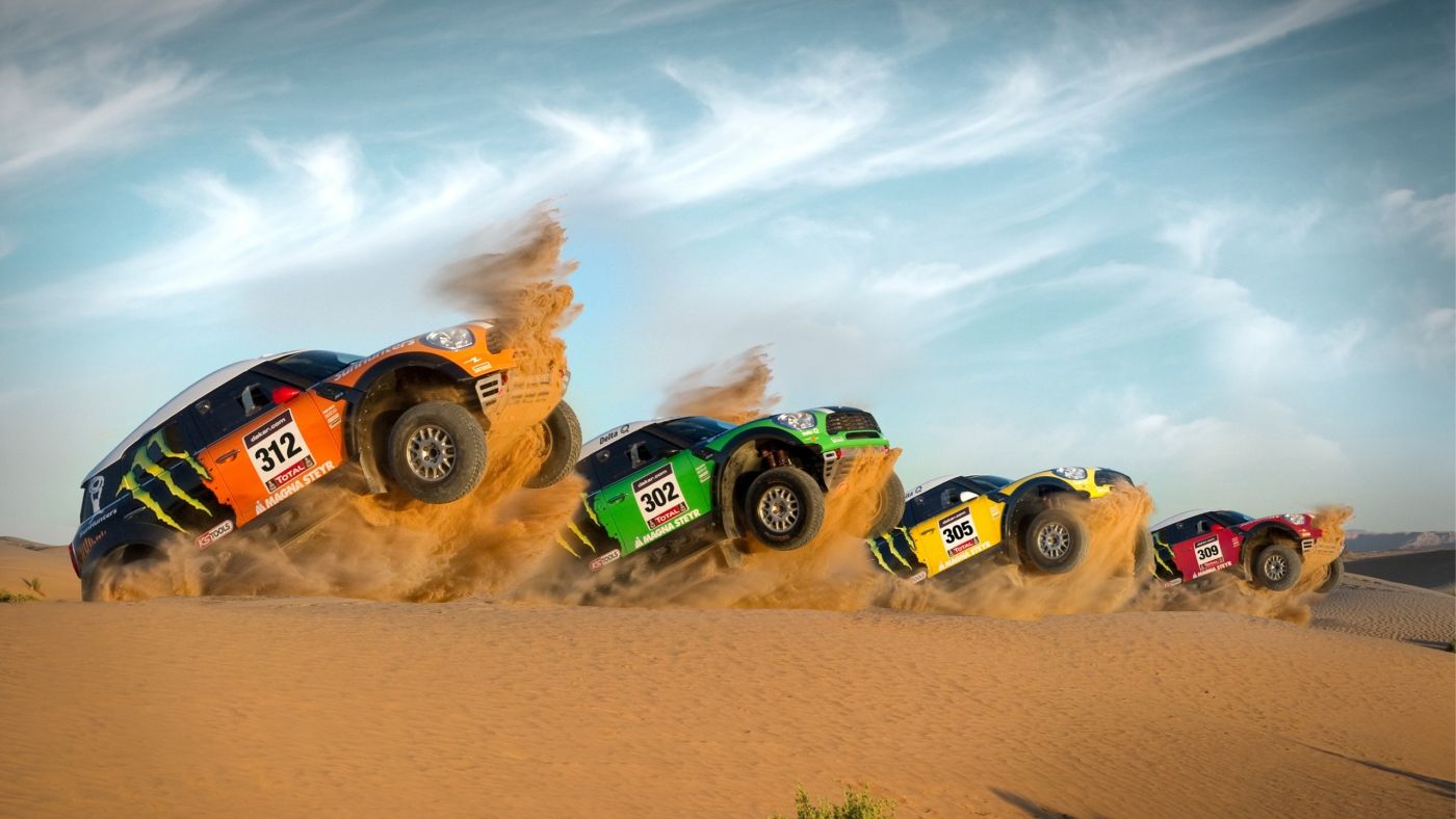 四辆在沙漠中腾飞越野车-欧莱凯设计网