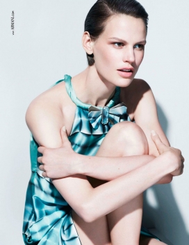 蓝夫人-阿玛尼2013年春季时装发布会，荷兰美人Saskia为模特，量身定制的西装和夹克