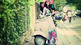 美丽的骑电动车亚洲模式与春天花朵