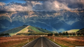 新西兰之路-通往山脚下的公路
