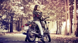 骑在摩托车上做怪异手势的女人