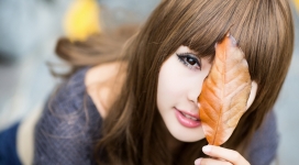 害羞女孩-用叶子遮住眼睛的东方女孩