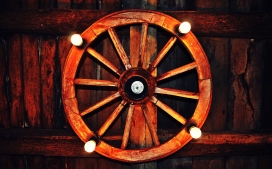 复古带灯光的轮船方向盘