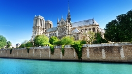 巴黎圣母院河边侧视图