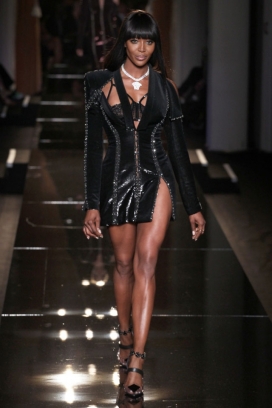 Versace范思哲2013-超级名模Naomi Campbell身穿长礼服与晶体束带夹克，一个强大又不失女人味的感觉