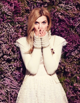 Tatler杂志英国-俏皮的法国女演员克莱诗结合花卉拍摄，一系列的图案与时装款式