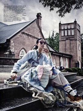 李承美-Vogue韩国-鲜艳的色彩和花卉图案组合成抢眼大胆的时装作品
