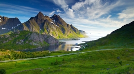 北欧高山下的马路景观