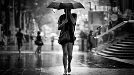 雨中打伞漫步的女孩