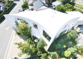 城市森林之家-明亮的白色房子建筑坐落于日本丰川市，类似压扁的钻石形状，让空间每个墙旁边充满了树木的小花园建筑