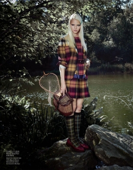 Vogue中国-萨沙・卢斯-身穿菱形格子花游走在中央公园野餐的美女