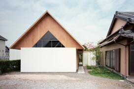 两层楼高的三角形屋-里面住着一对年轻夫妇，是一个休闲和放松的地方，享受安静的时间