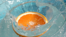 掉入水中的橙片
