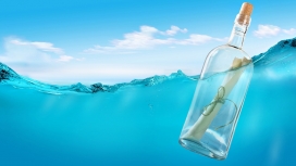 蓝色海水中的透明漂流瓶壁纸