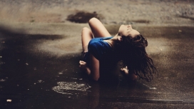 躺在雨中的女孩
