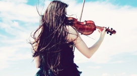 拉小提琴家的欧美女孩