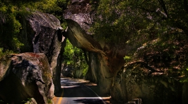 壮观的岩石隧道