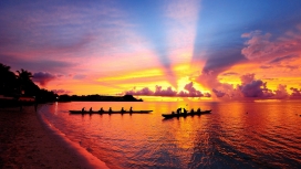 日落海洋的独木舟