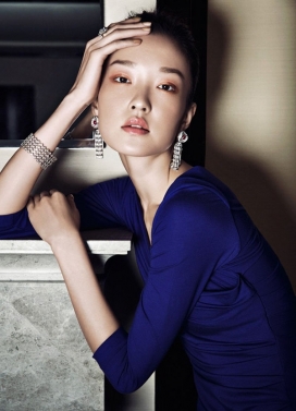 中国模特女演员杜娟庆祝威望奢侈品杂志香港第100期-昂贵的宝石和优雅的礼服