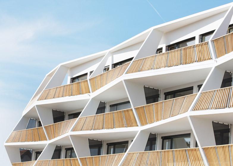 锯齿状阳台立面雕塑公寓建筑-位于奥地利,四层高的公寓有户小公寓和