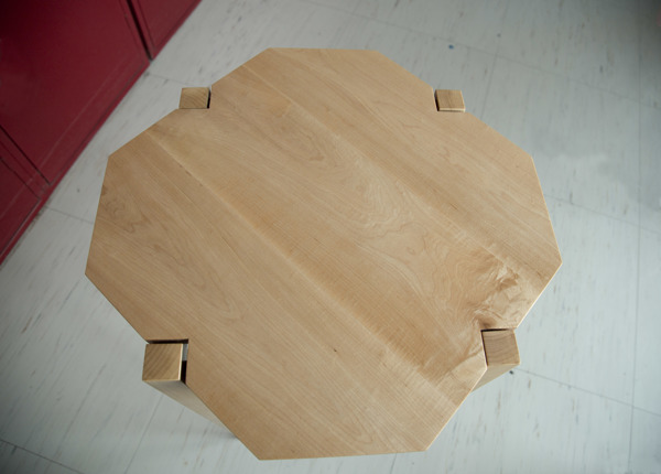 八角形凳子设计-由枫木和胡桃木两种不同木材相结合,产生更多的对比和