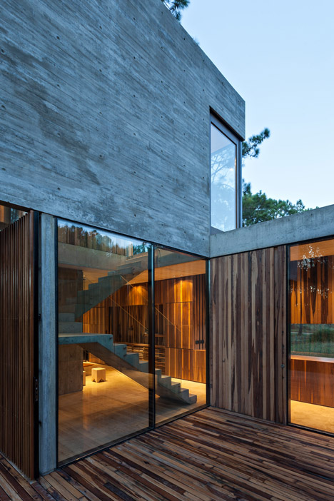 玻璃的房子-坐落在沿海度假胜地一个树木繁茂的区域,一个可伸缩的木板