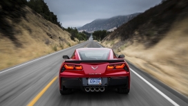 2014红色雪佛兰Corvette黄貂鱼汽车尾部正面运动壁纸