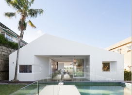 悉尼镂空的白色房子建筑-翻新的内饰，宽阔的入口花园