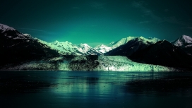 蓝光高山冰川湖