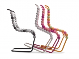 一个可堆叠的圆珠骨头椅子-意大利Gufram家具制造商出品。轻松的金属框架元素和各种颜色的方式带来一点新鲜的设计