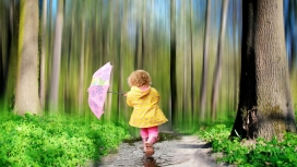 树林撑伞的金发女宝宝