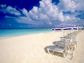 假日海滩-躺椅壁纸