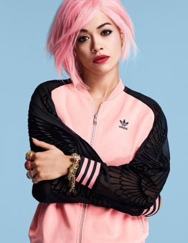 丽塔奥拉岩-粉红女郎-阿迪达斯拉链夹克和短裤设计，设计灵感来自丽塔的纹身