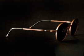 Piet Hein Eek的眼镜设计-首次亮相荷兰设计周，采用轻巧的钛金属为原料，质感大增