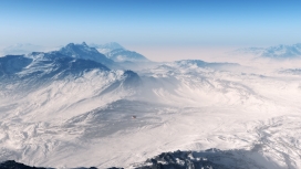 鸟瞰雪山视图