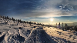 高清晰晚霞的雪路