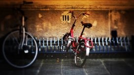 高清晰锁在栏杆上的红色复古自行车壁纸